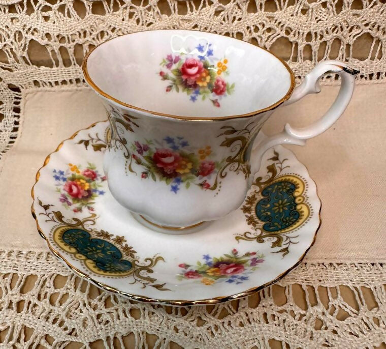 Cadou floral din porțelan Royal Albert