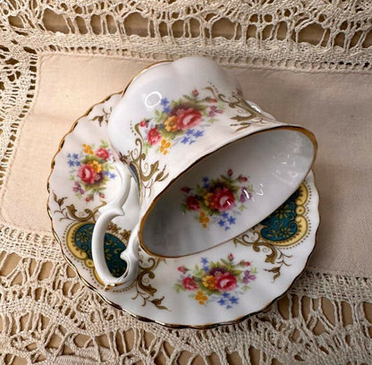 Cadou floral din porțelan Royal Albert